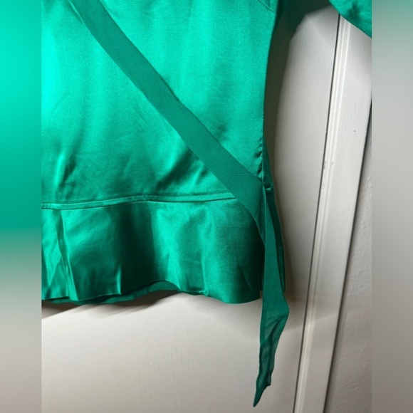 NWT BCBGMaxAzria Silk Blend Kelly Green Long Sleeve Surplice Faux Wrap Blouse XS - Picture 7 of 15